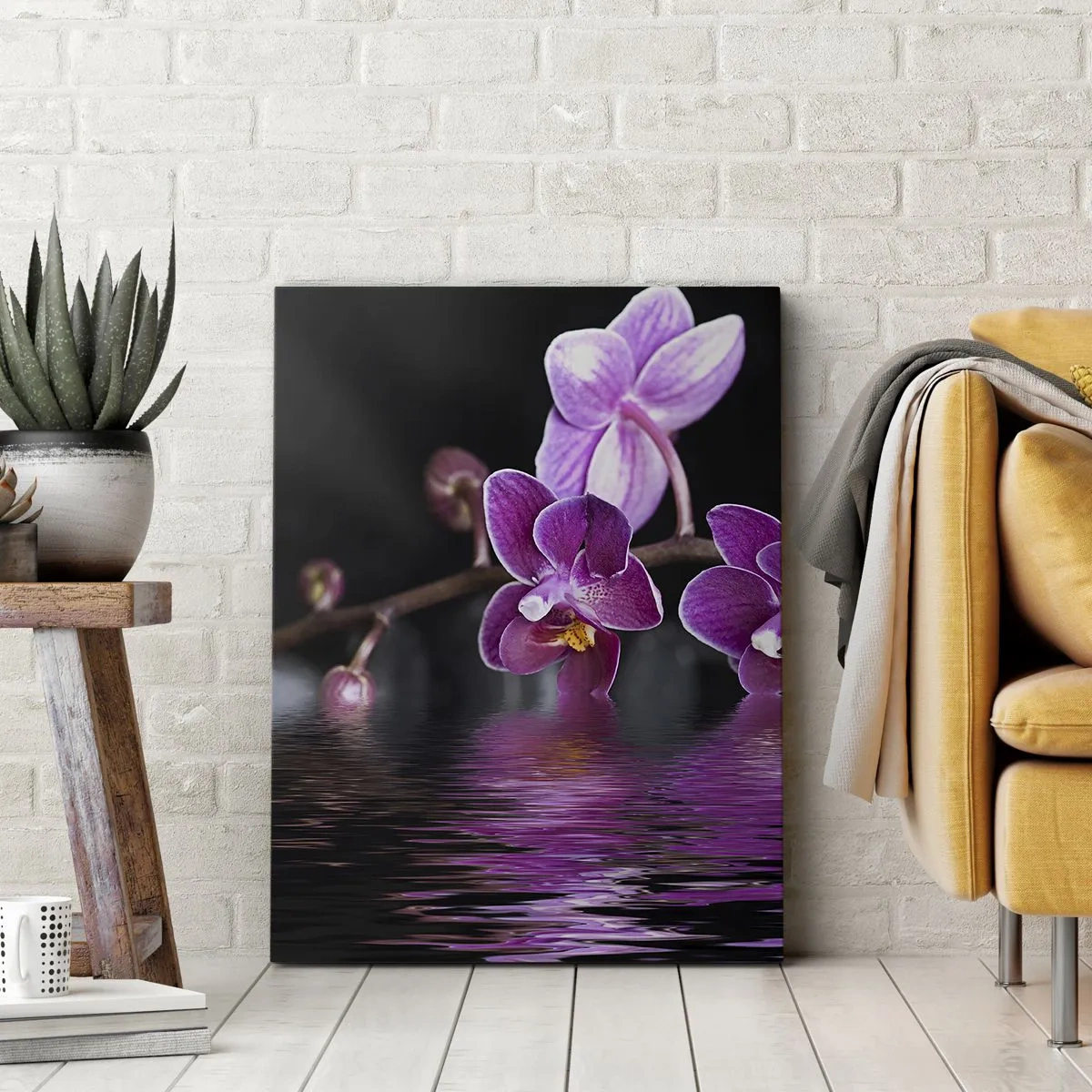 Obraz na płótnie - Fioletowe orchidee nad spokojną wodą na tle czarnym - 70x100cm - Liliowe odbicie piękna - Nowoczesna dekoracja ścienna do salonu i sypialni ARTTOR