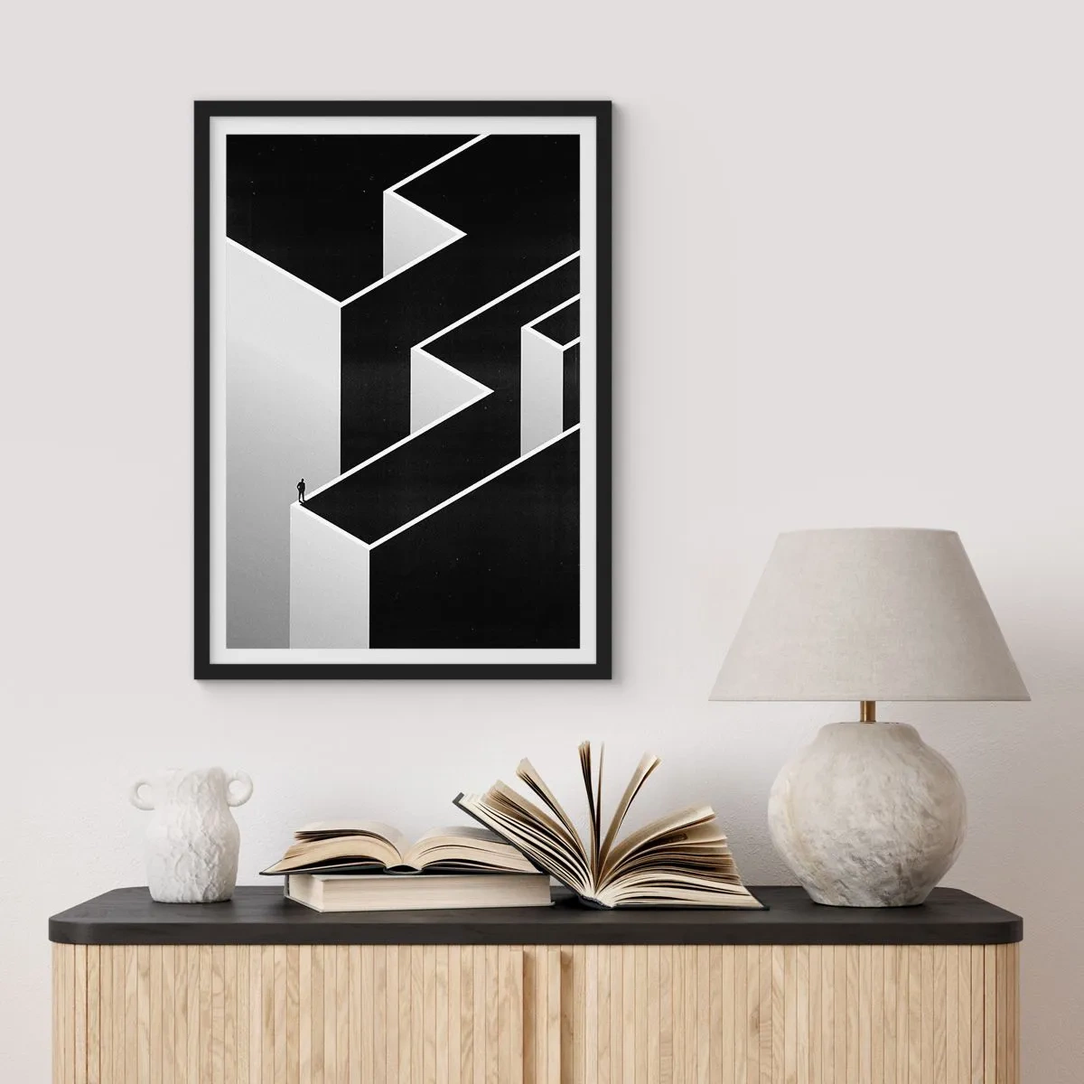 Plakat w czarnej ramie - Minimalistyczny labirynt w czerni i bieli - 50x70cm - Samotność na szczycie - Nowoczesna dekoracja ścienna do salonu i sypialni ARTTOR