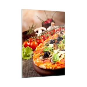 Obraz na szkle - Pizza z oliwkami, grzybami i świeżymi ziołami na drewnianym stole - 50x70cm - Z tellurycznych ingrediencji - Nowoczesna dekoracja ścienna do salonu, kuchni i sypialni ARTTOR