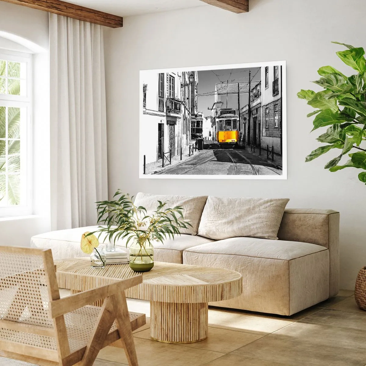 Plakat - Żółty tramwaj na ulicach Lizbony w monochromatycznej scenerii - 100x70cm - Duch Lizbony - Nowoczesna dekoracja ścienna do salonu i sypialni ARTTOR