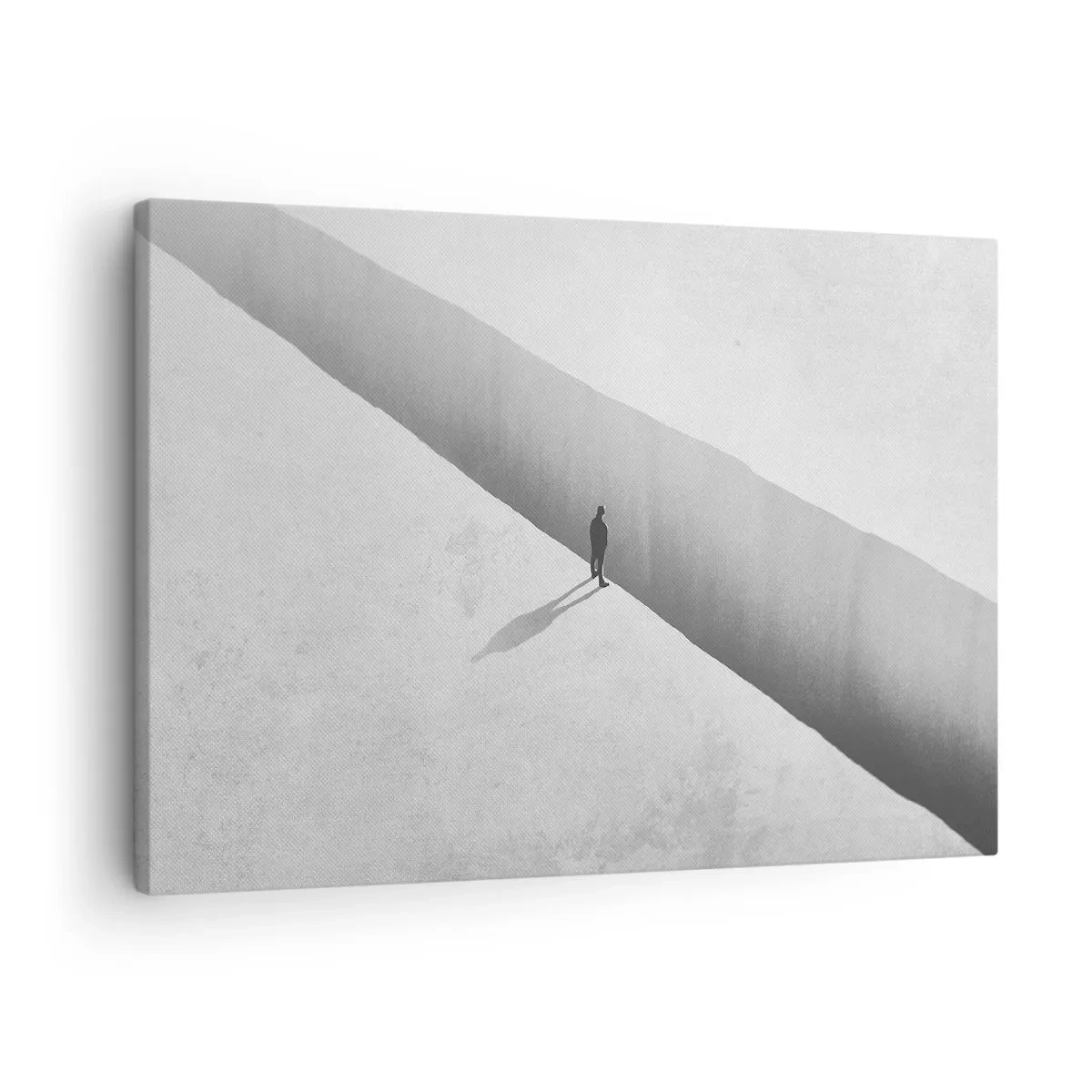 Obraz na płótnie - Samotna postać nad głęboką przepaścią w monochromatycznej scenerii - 70x50cm - Jasny cel - Nowoczesna dekoracja ścienna do salonu i sypialni ARTTOR