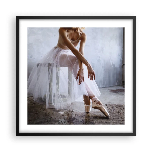 Plakat w czarnej ramie - Zanim zabłysną światła rampy - 50x50 cm