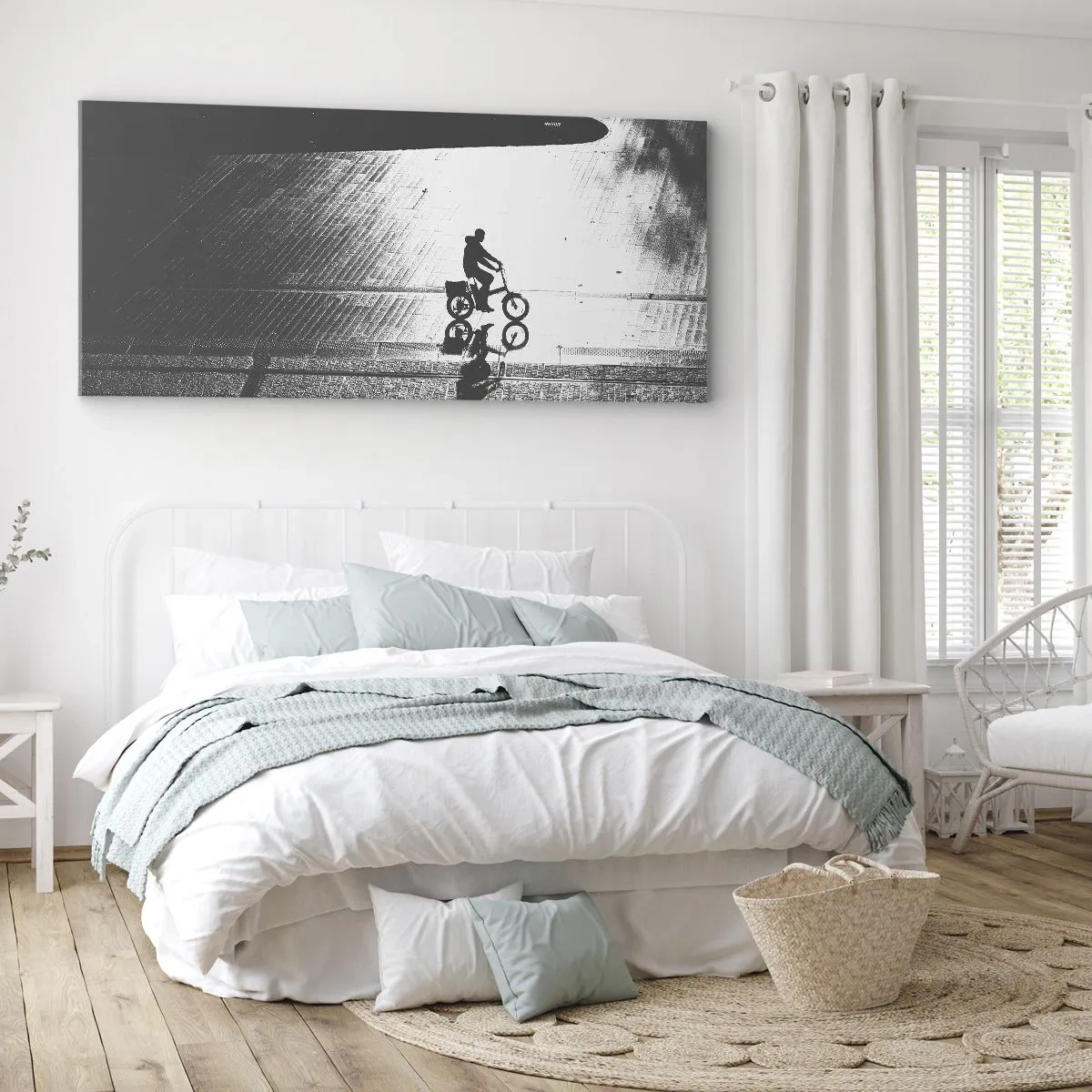 Obraz na płótnie - Czarno-biała sylwetka rowerzysty na mokrej ulicy - 120x50cm - Przed siebie, przez miasto - Nowoczesna dekoracja ścienna do salonu i sypialni ARTTOR