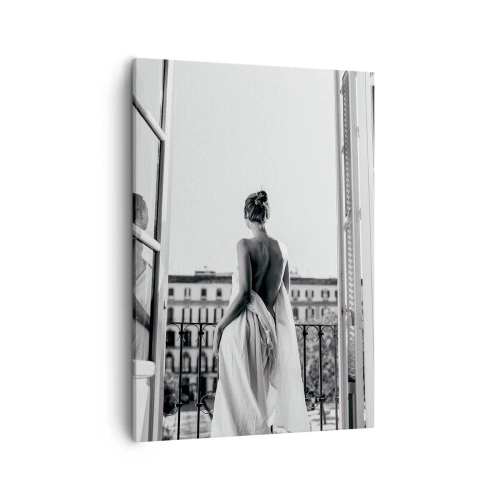 Obraz na płótnie - Kobieta w białej sukni stojąca na balkonie z widokiem na miasto - 50x70cm - Przebudzenie zmysłów - Nowoczesna dekoracja ścienna do salonu, kuchni i sypialni ARTTOR