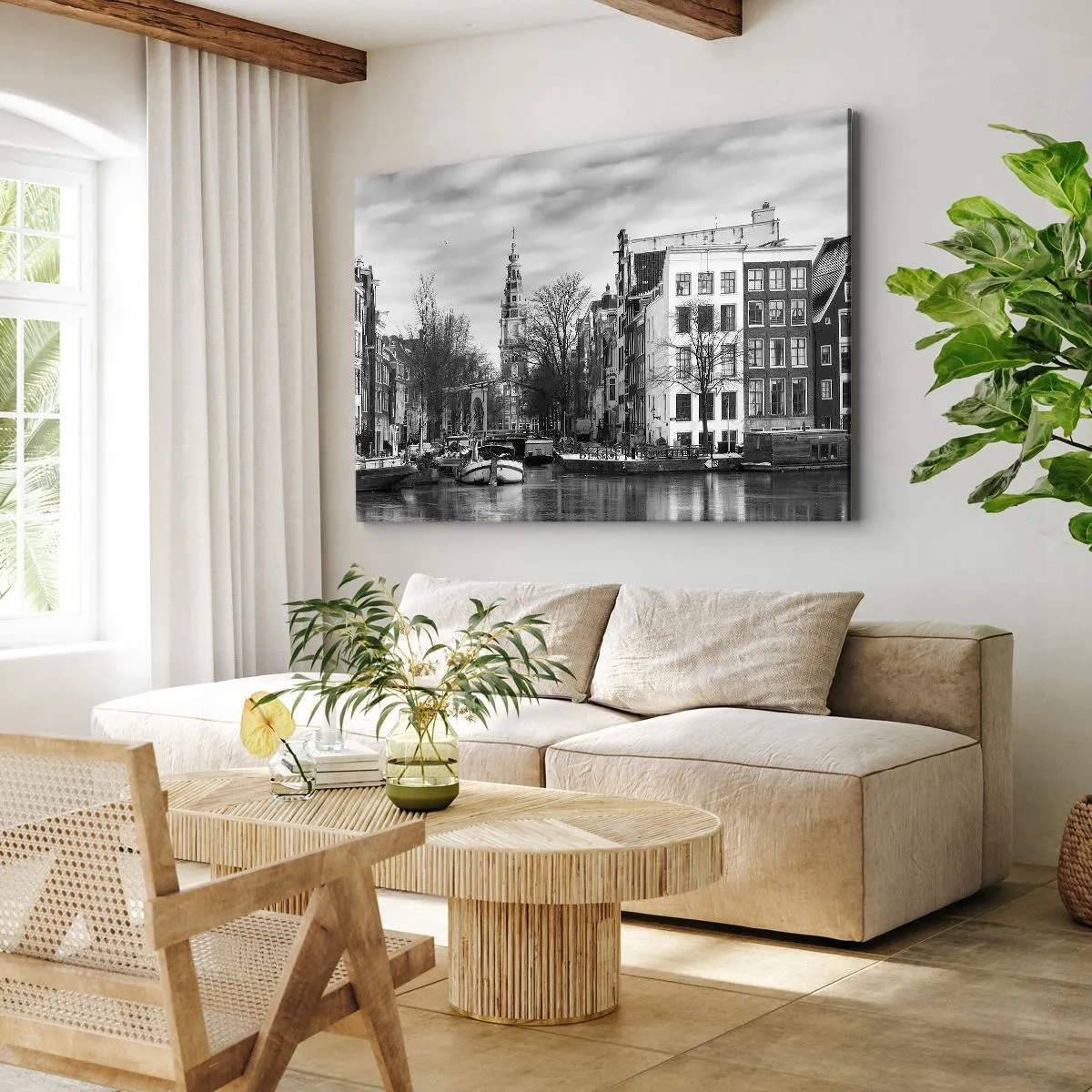 Obraz na płótnie - Czarno-biała panorama Amsterdamu z kanałem i zabytkowymi budynkami - 70x50cm - Amsterdamskie klimaty - Nowoczesna dekoracja ścienna do salonu i sypialni ARTTOR
