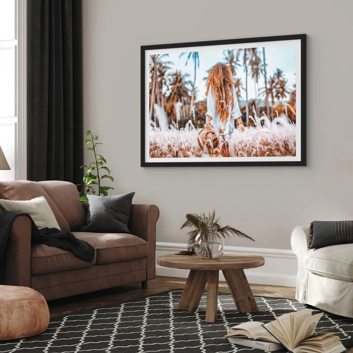 Plakat w czarnej ramie - Kobieta w polu traw z palmami w tle o zachodzie słońca - 100x70cm - Zrodzona z puchu traw - Nowoczesna dekoracja ścienna do salonu i sypialni ARTTOR