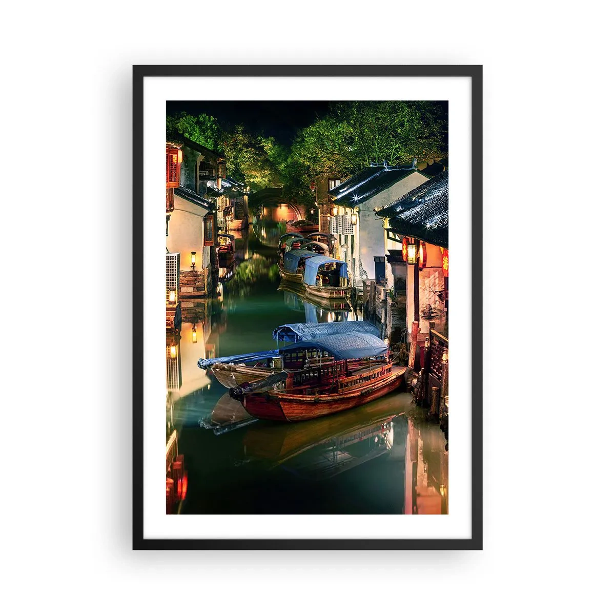 Plakat w czarnej ramie - Kanał wodny z łodziami otoczony tradycyjnymi budynkami nocą - 50x70cm - Wieczór na chińskiej ulicy - Nowoczesna dekoracja ścienna do salonu i sypialni ARTTOR
