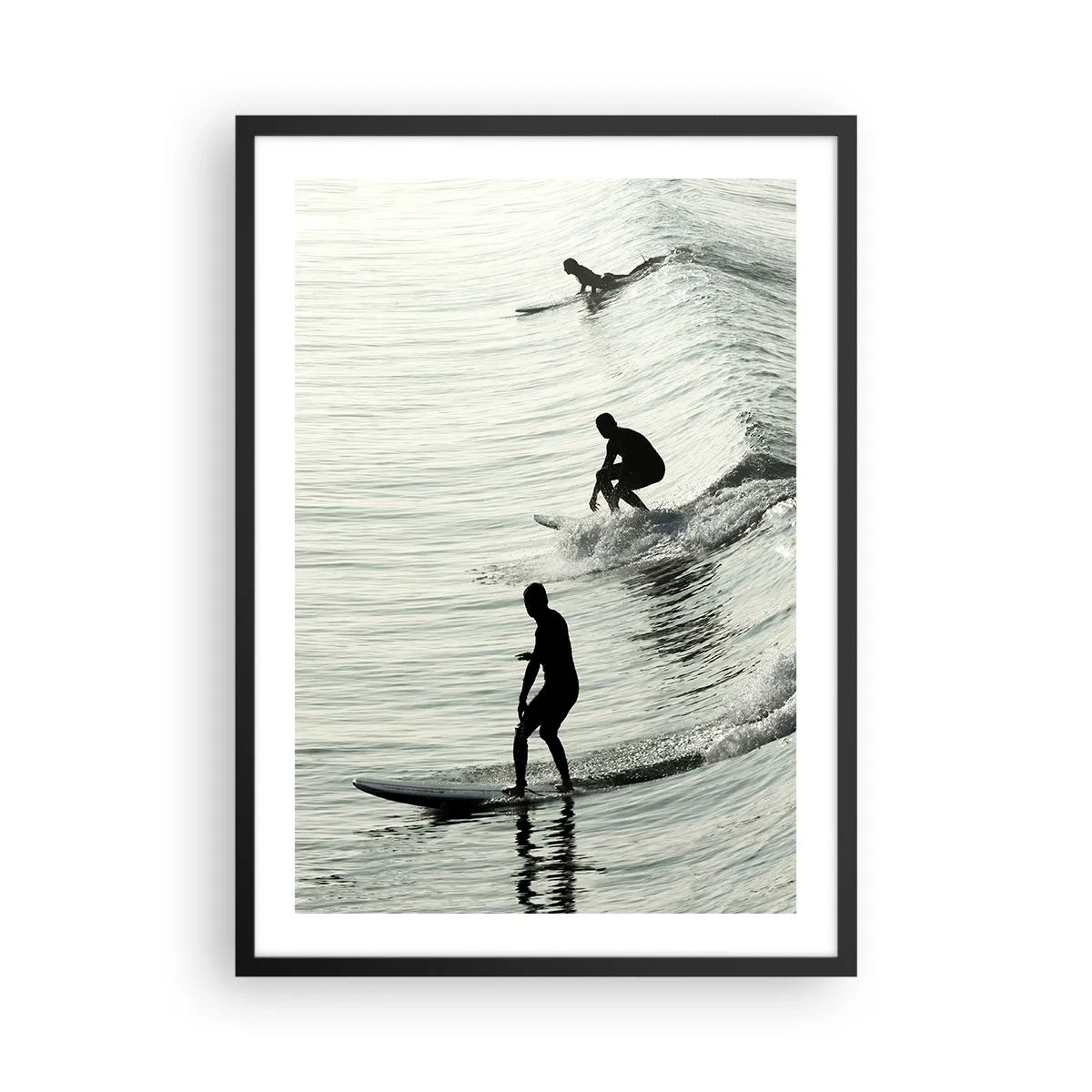 Plakat w czarnej ramie - Trzech surferów płynących na falach w monochromatycznym stylu - 50x70cm - Na spotkanie fali - Nowoczesna dekoracja ścienna do salonu i sypialni ARTTOR