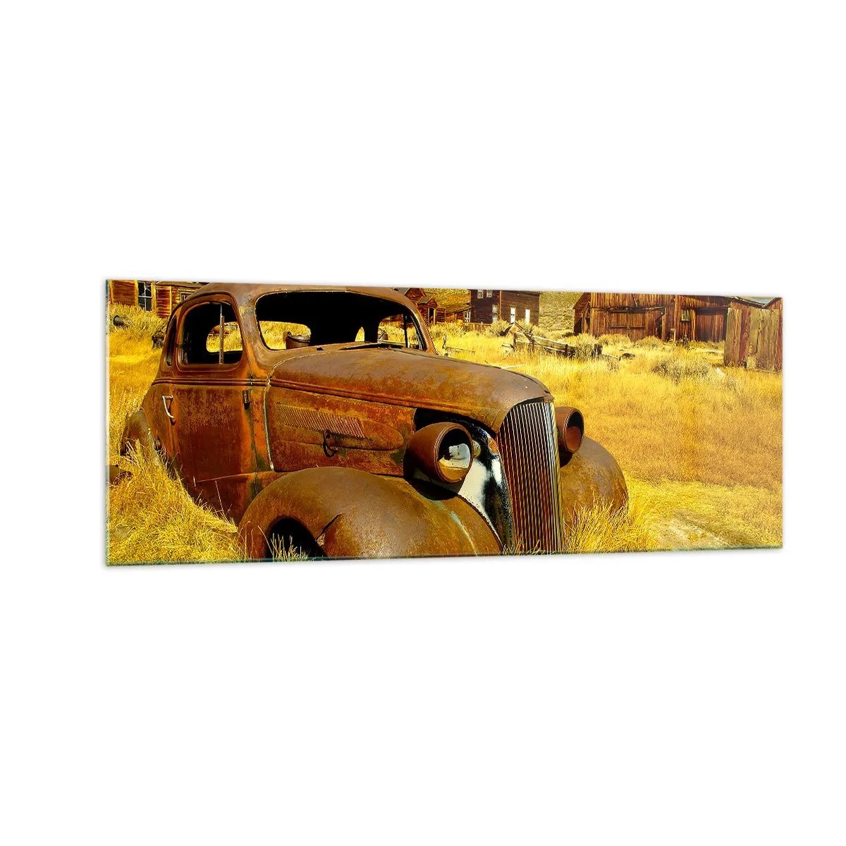 Obraz na szkle - Stary zardzewiały samochód na tle opuszczonych drewnianych chat - 140x50cm - Zasłużony odpoczynek - Nowoczesna dekoracja ścienna do salonu i sypialni ARTTOR