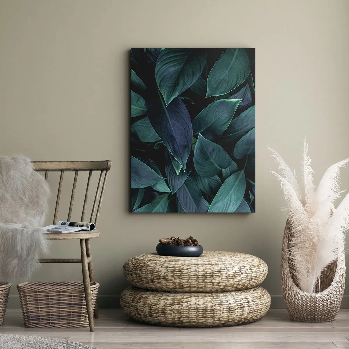 Obraz na płótnie - Gęste, ciemnozielone liście na czarnym tle w efektownym oświetleniu - 50x70cm - Zieleń sama w sobie - Nowoczesna dekoracja ścienna do salonu, kuchni i sypialni ARTTOR