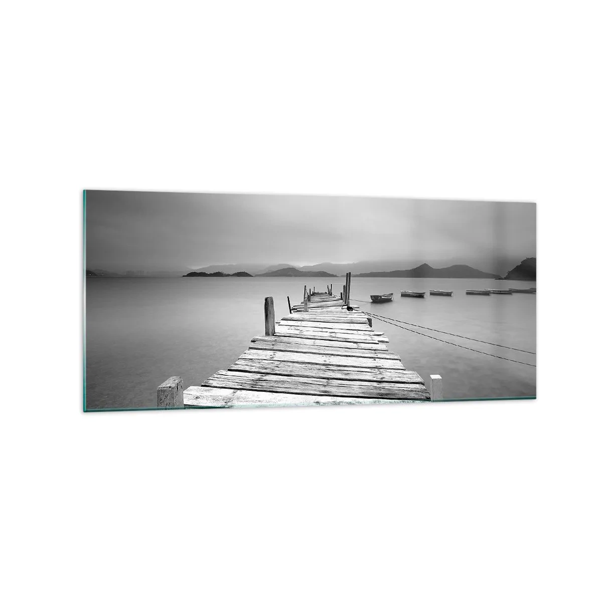 Obraz na szkle - Czarno-biały widok na drewniany pomost i spokojne jezioro - 120x50cm - Za górami, za morzami - Nowoczesna dekoracja ścienna do salonu i sypialni ARTTOR