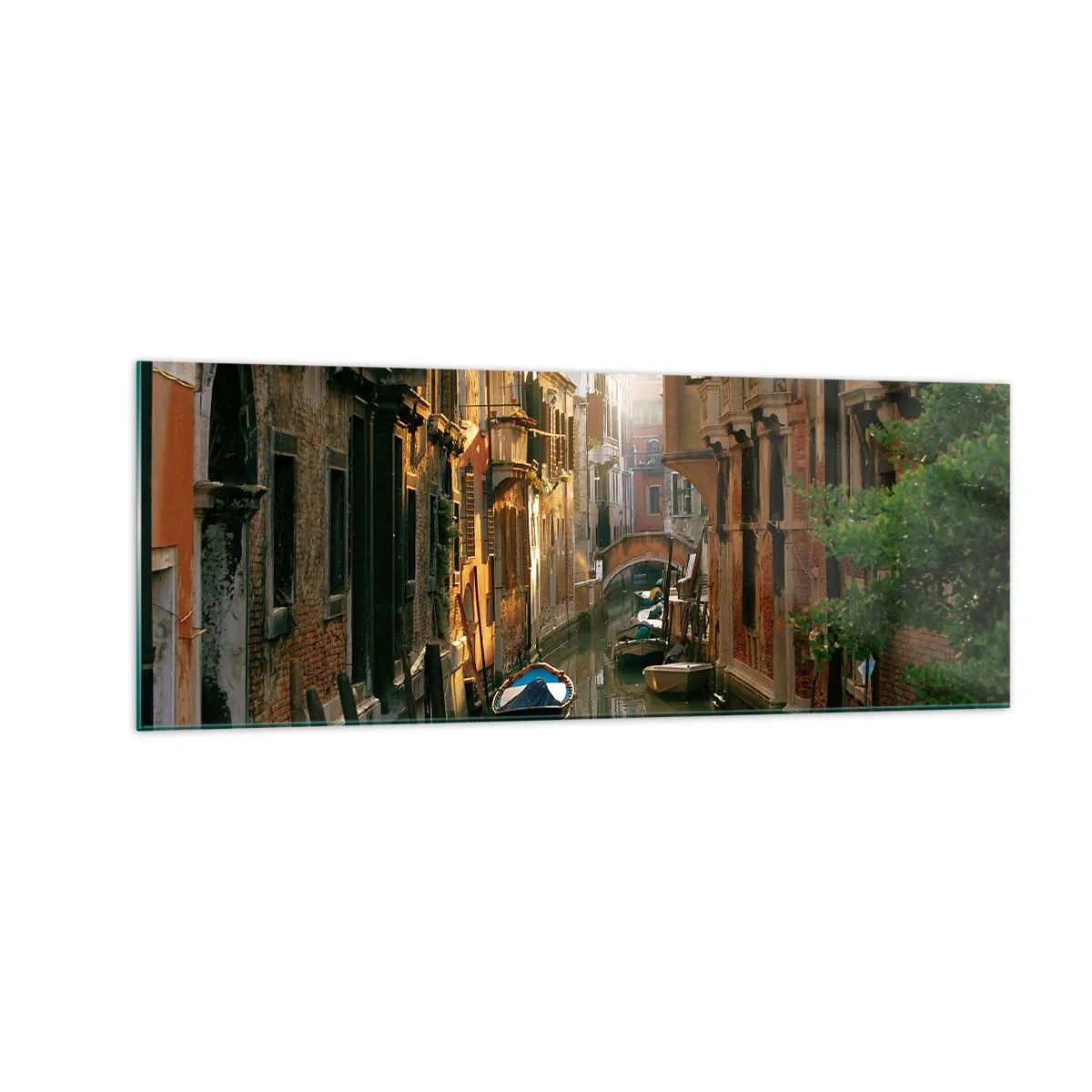 Obraz na szkle - Malowniczy kanał w Wenecji z łodziami i mostem - 140x50cm - W weneckim zaułku - Nowoczesna dekoracja ścienna do salonu i sypialni ARTTOR