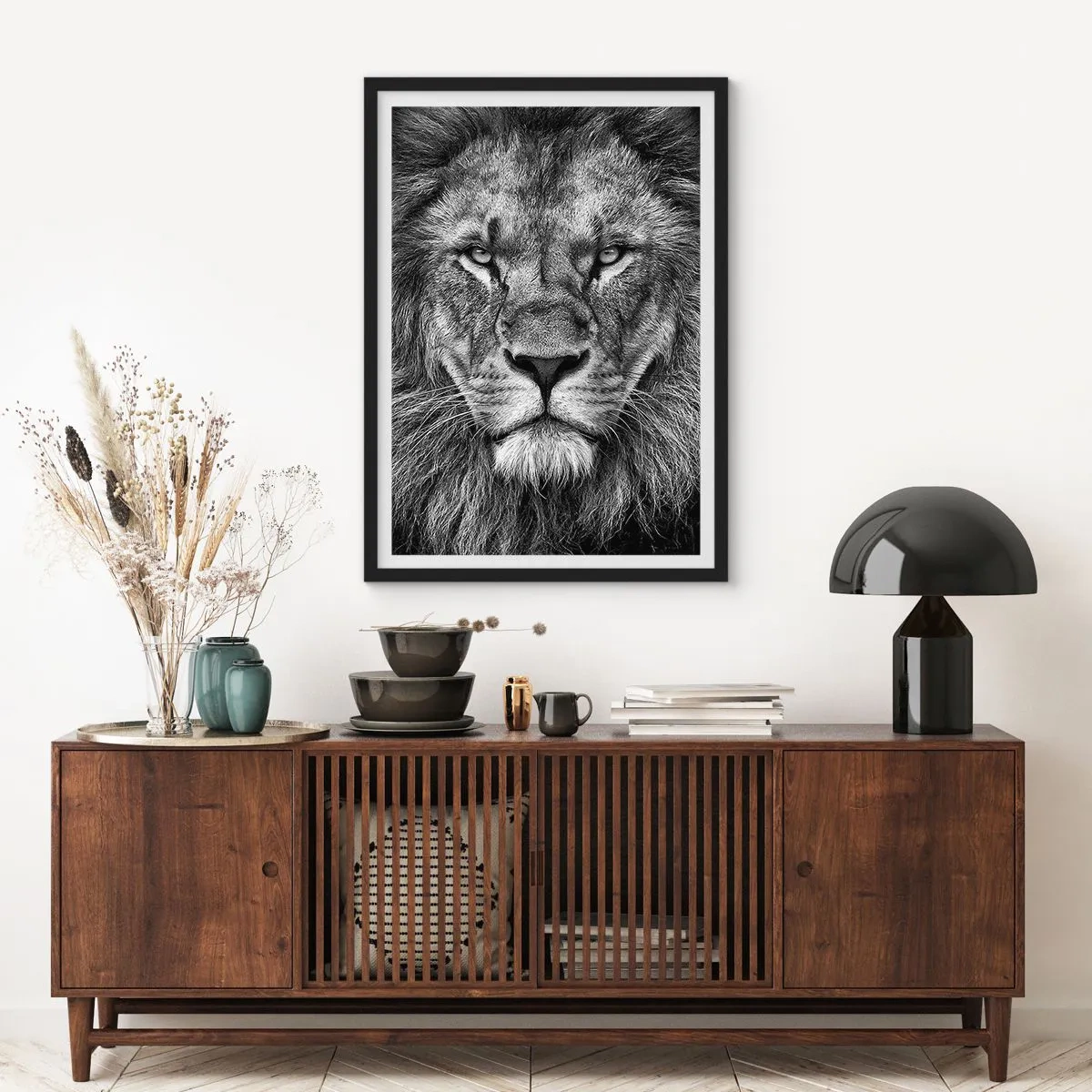 Plakat w czarnej ramie - Czarno-biały portret majestatycznego lwa - 50x70cm - W stroju koronacyjnym - Nowoczesna dekoracja ścienna do salonu i sypialni ARTTOR