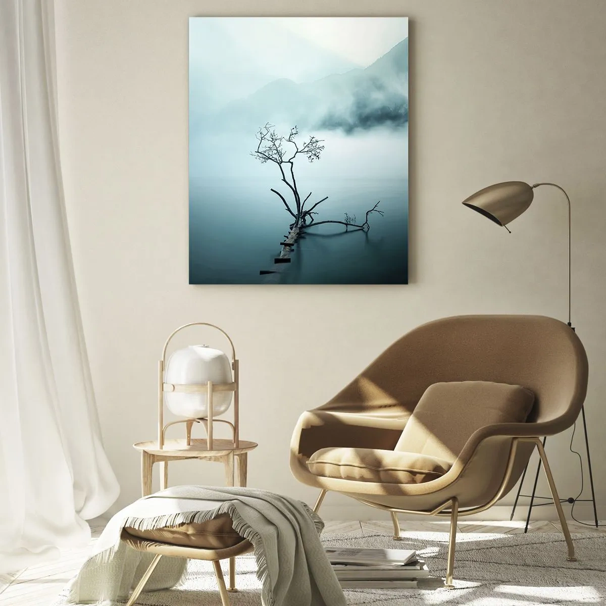 Obraz na szkle - Samotne drzewo na tle gór spowitych mgłą nad wodą - 50x70cm - Z wody i mgły - Nowoczesna dekoracja ścienna do salonu, kuchni i sypialni ARTTOR