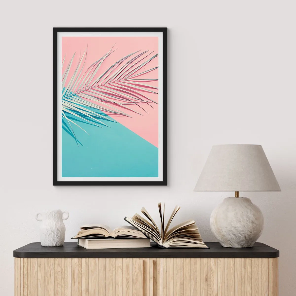 Plakat w czarnej ramie - Palma na tle pastelowych różowo-błękitnych kolorów - 50x70cm - Tropikalna impresja - Nowoczesna dekoracja ścienna do salonu i sypialni ARTTOR