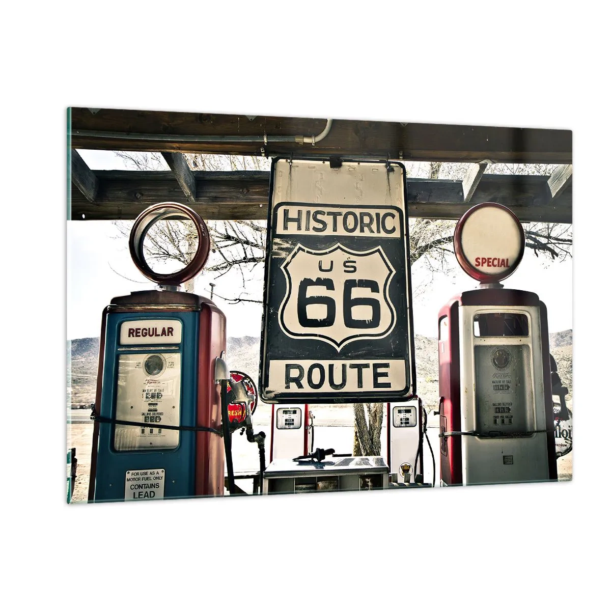 Obraz na szkle - Zabytkowe dystrybutory paliwa i znak Route 66 - 120x80cm - Amerykańska retro podróż - Nowoczesna dekoracja ścienna do salonu, kuchni i sypialni ARTTOR