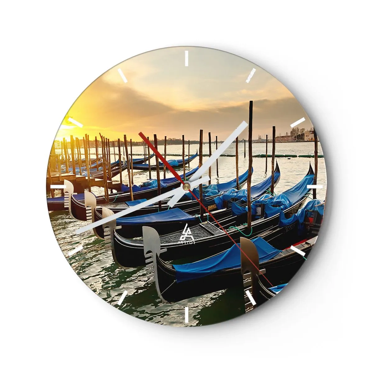 Zegar ścienny - Gondole zacumowane na wodzie o zachodzie słońca z widokiem na miasto - 30x30cm - Zanim przypłynie gwar - Nowoczesna dekoracja ścienna do salonu, kuchni i sypialni ARTTOR