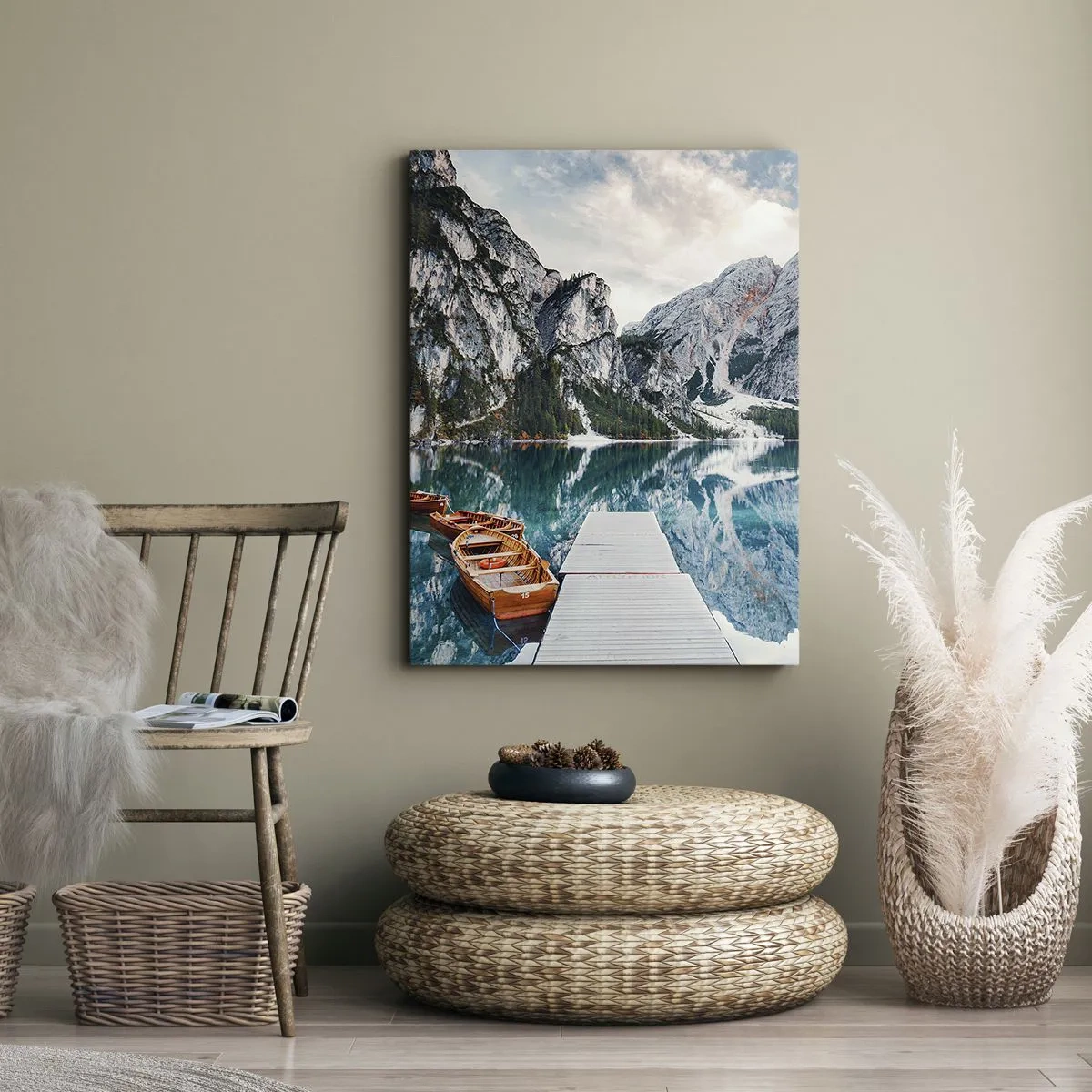 Obraz na płótnie - Jezioro z łodziami otoczone górami - 70x100cm - Pokażemy ci piękno - Nowoczesna dekoracja ścienna do salonu i sypialni ARTTOR