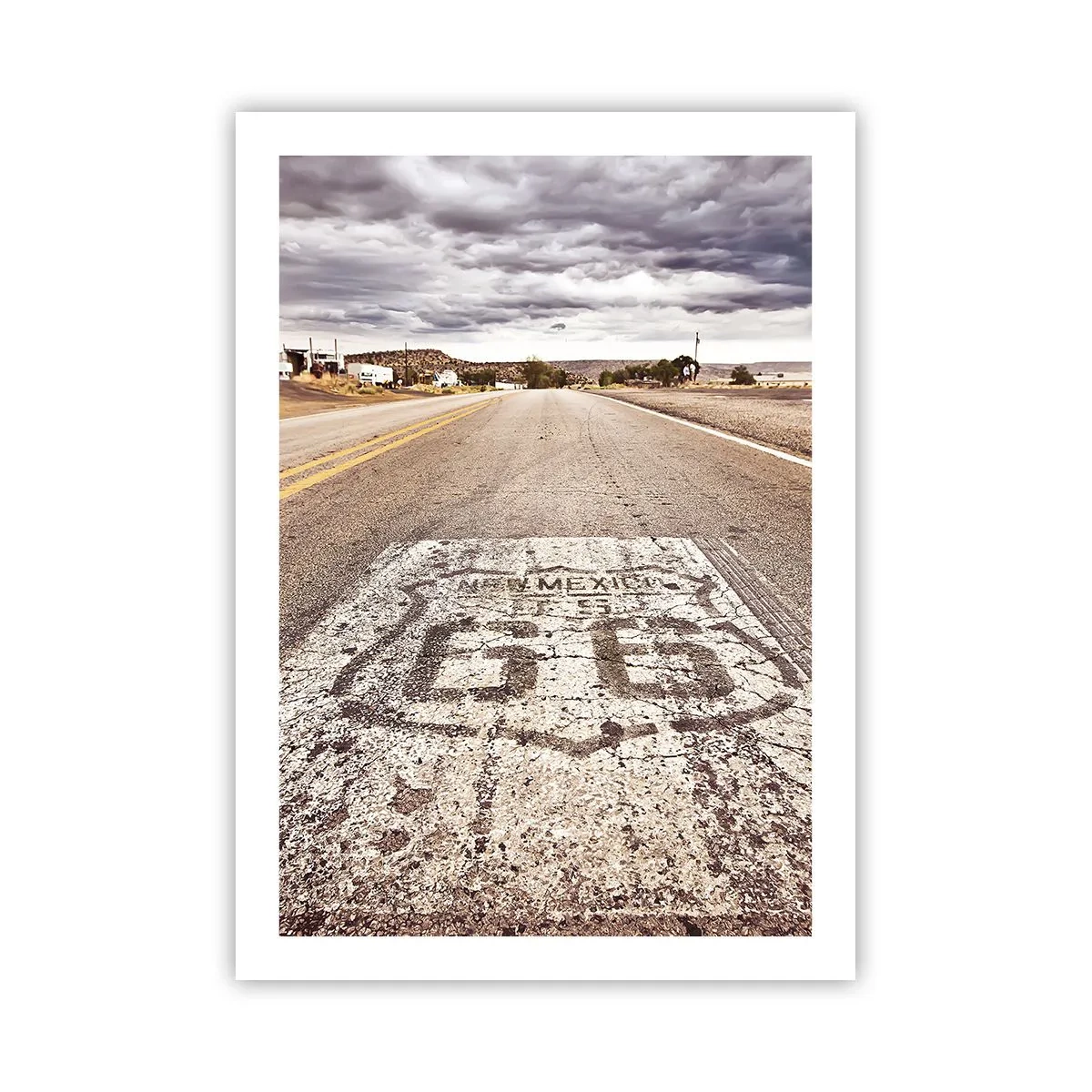 Plakat - Droga z symbolem Route 66 prowadząca przez pustynny krajobraz - 50x70cm - Mother Road - amerykańska legenda - Nowoczesna dekoracja ścienna do salonu, kuchni i sypialni ARTTOR