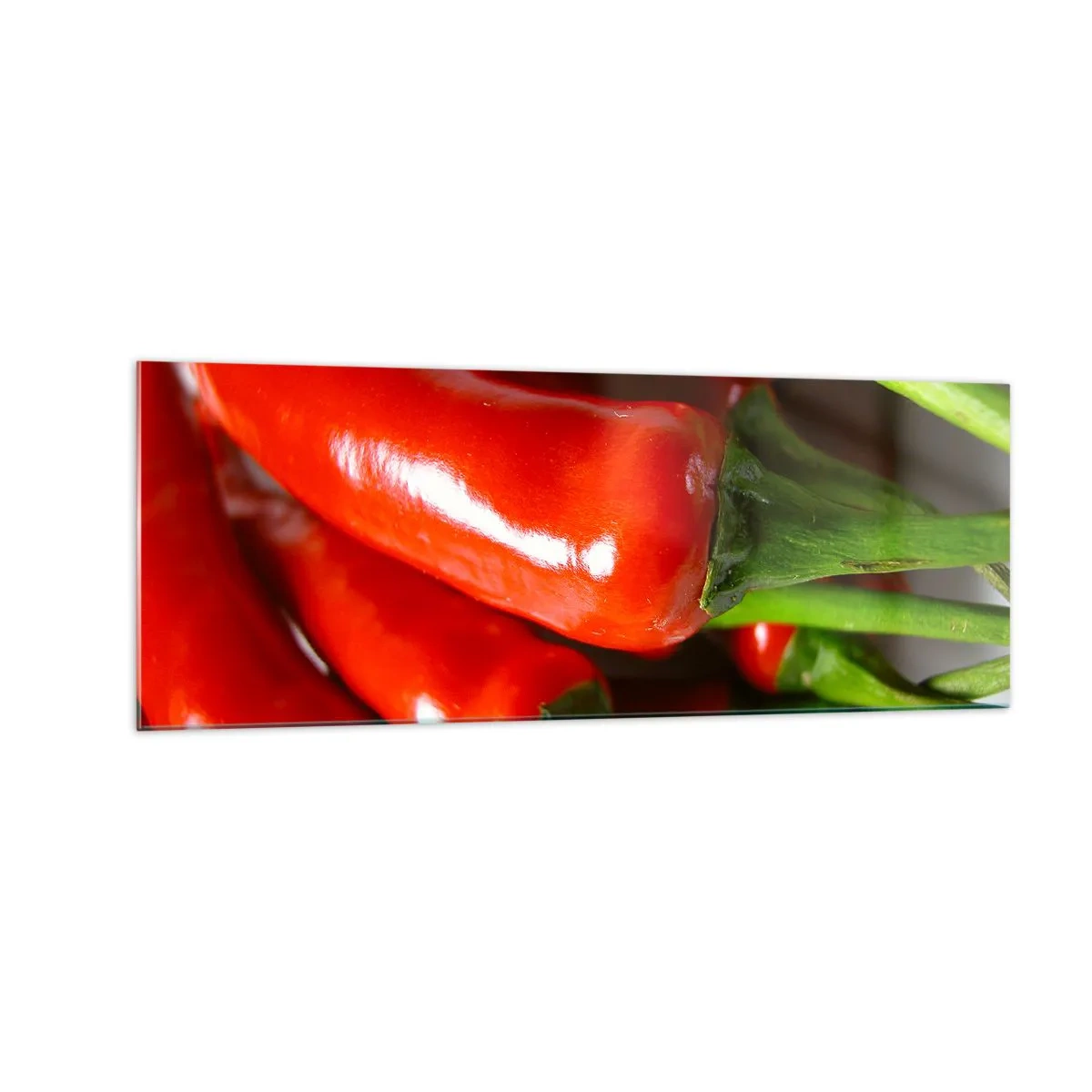 Obraz na szkle - Zbliżenie na czerwone papryczki chili z zielonymi ogonkami - 140x50cm - Soczyste, błyszczące, gładkie - Nowoczesna dekoracja ścienna do salonu i sypialni ARTTOR
