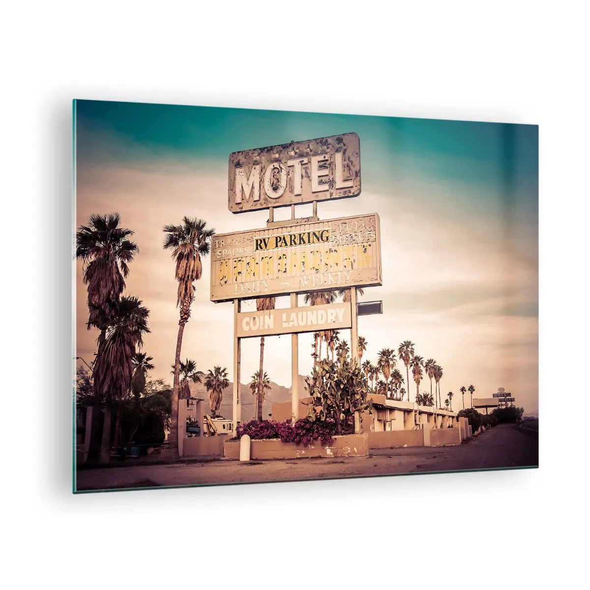 Obraz na szkle - Stary szyld motelu otoczony palmami w klimacie retro - 70x50cm - Tu czas się zatrzymał - Nowoczesna dekoracja ścienna do salonu i sypialni ARTTOR