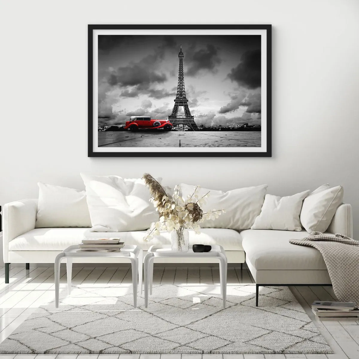 Plakat w czarnej ramie - Czerwony retro samochód przed Wieżą Eiffla w czerni i bieli - 70x50cm - Nie tak dawno w Paryżu - Nowoczesna dekoracja ścienna do salonu i sypialni ARTTOR
