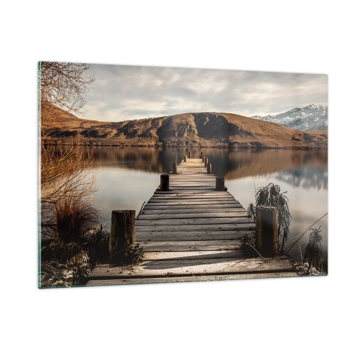 Obraz na szkle - Drewniany pomost nad jeziorem z widokiem na góry w tle - 120x80cm - Pejzaż w ciszy - Nowoczesna dekoracja ścienna do salonu, kuchni i sypialni ARTTOR