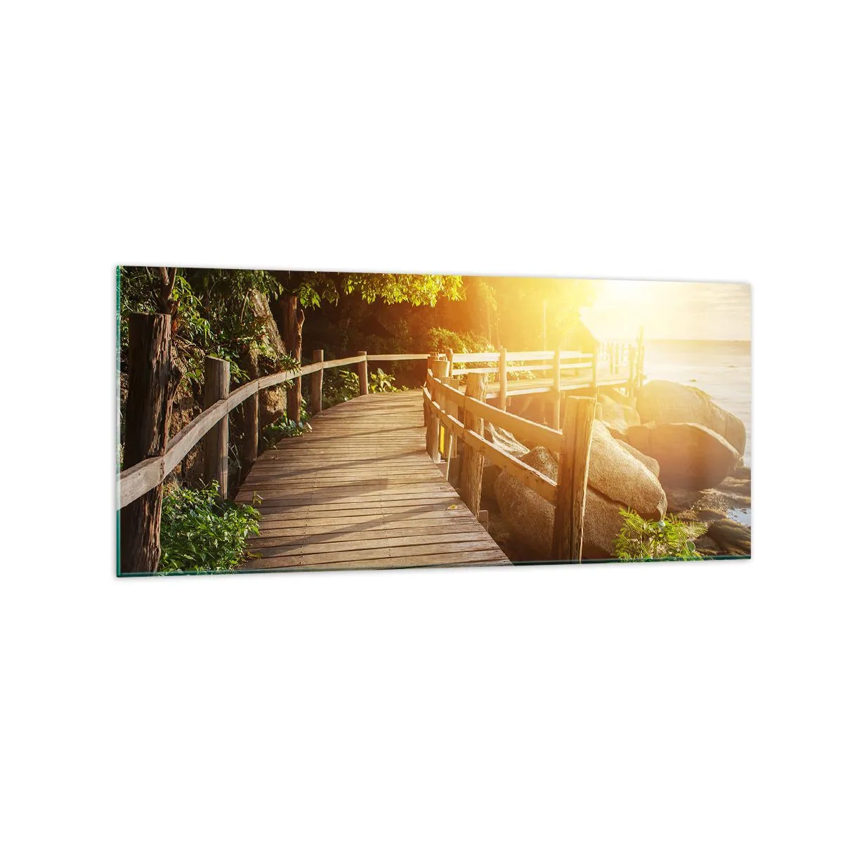 Obraz na szkle - Drewniany pomost wśród zieleni prowadzący do morza w promieniach słońca - 120x50cm - Kolejny zakręt, kolejne cuda - Nowoczesna dekoracja ścienna do salonu i sypialni ARTTOR