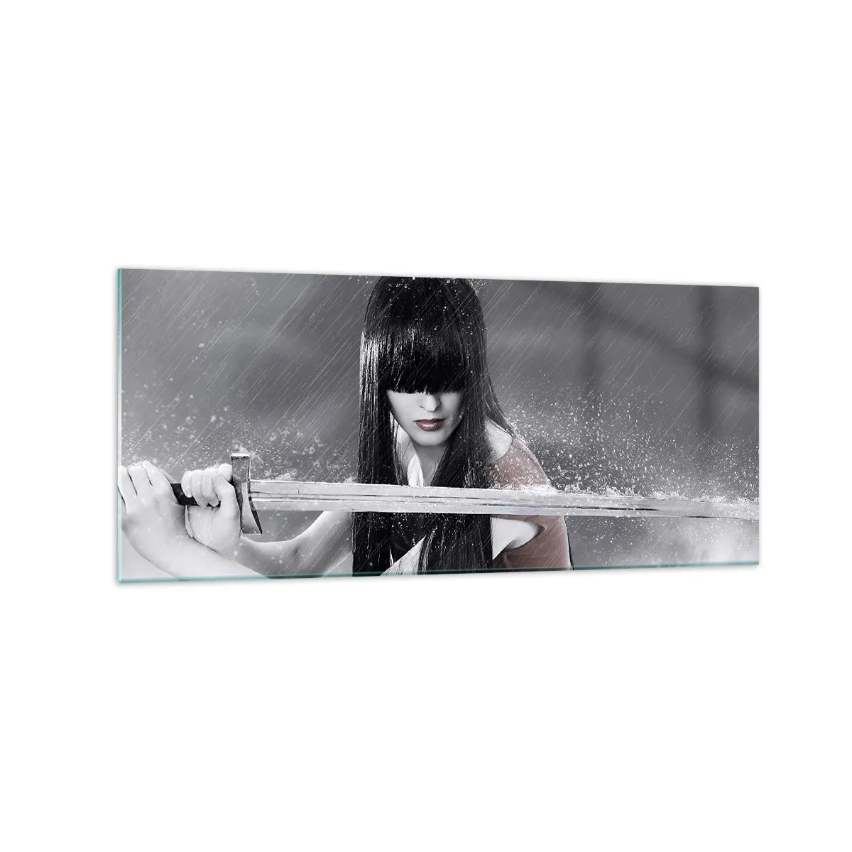 Obraz na szkle - Kobieta z mieczem w deszczu o dynamicznym i tajemniczym wyglądzie - 120x50cm - Piękna i niebezpieczna - Nowoczesna dekoracja ścienna do salonu i sypialni ARTTOR