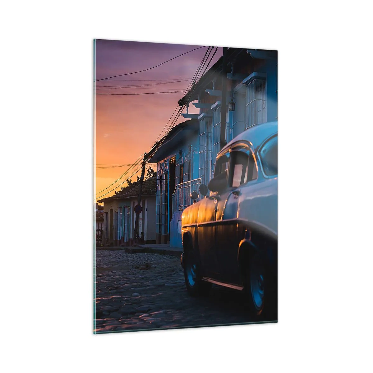Obraz na szkle - Klimatyczna ulica z klasycznym samochodem o zachodzie słońca - 50x70cm - Tutaj zwalnia czas - Nowoczesna dekoracja ścienna do salonu, kuchni i sypialni ARTTOR