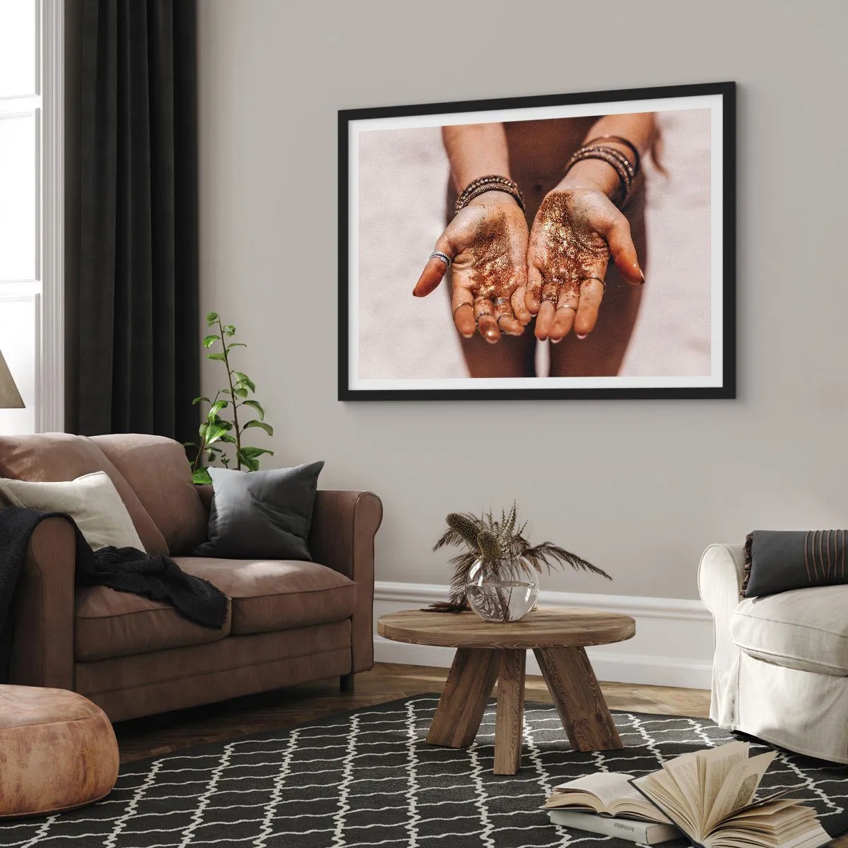 Plakat w czarnej ramie - Dłonie z brokatem w ciepłych odcieniach na zbliżeniu - 100x70cm - Dar dla ciebie - Nowoczesna dekoracja ścienna do salonu i sypialni ARTTOR