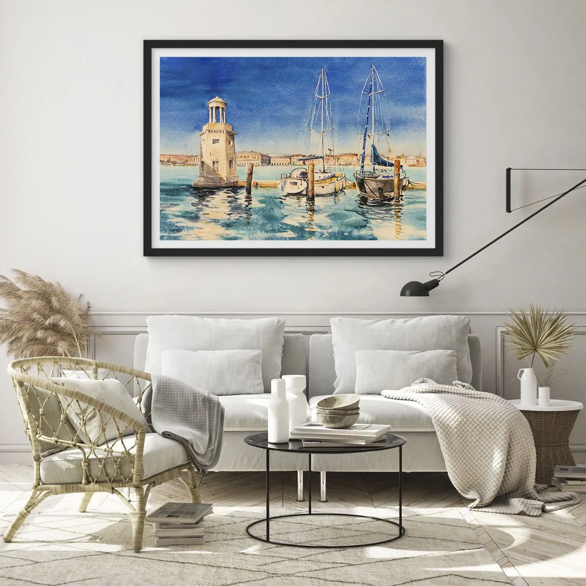 Plakat w czarnej ramie - Marina z łodziami na tle błękitnej laguny - 70x50cm - Słoneczna laguna - Nowoczesna dekoracja ścienna do salonu i sypialni ARTTOR