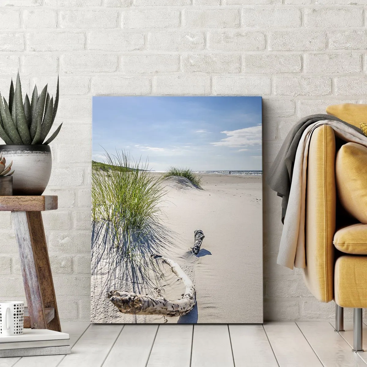 Obraz na płótnie - Plaża z białym piaskiem, trawą i kawałkiem drewna na wydmie - 50x70cm - Najpiękniejsza? Bałtycka - Nowoczesna dekoracja ścienna do salonu, kuchni i sypialni ARTTOR