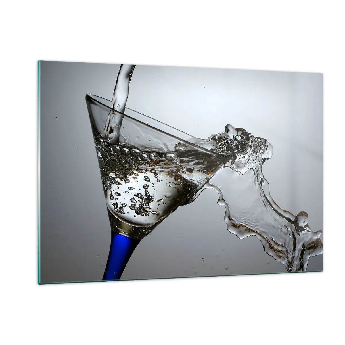 Obraz na szkle - Rozprysk wody w kieliszku martini - 120x80cm - Krystaliczna woda w kryształowym szkle - Nowoczesna dekoracja ścienna do salonu, kuchni i sypialni ARTTOR