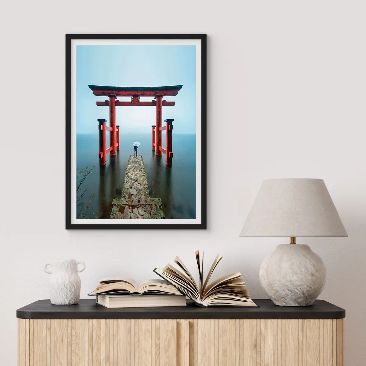 Plakat w czarnej ramie - Czerwone torii na tle spokojnej wody i nieba - 50x70cm - Japońska zaduma - Nowoczesna dekoracja ścienna do salonu i sypialni ARTTOR