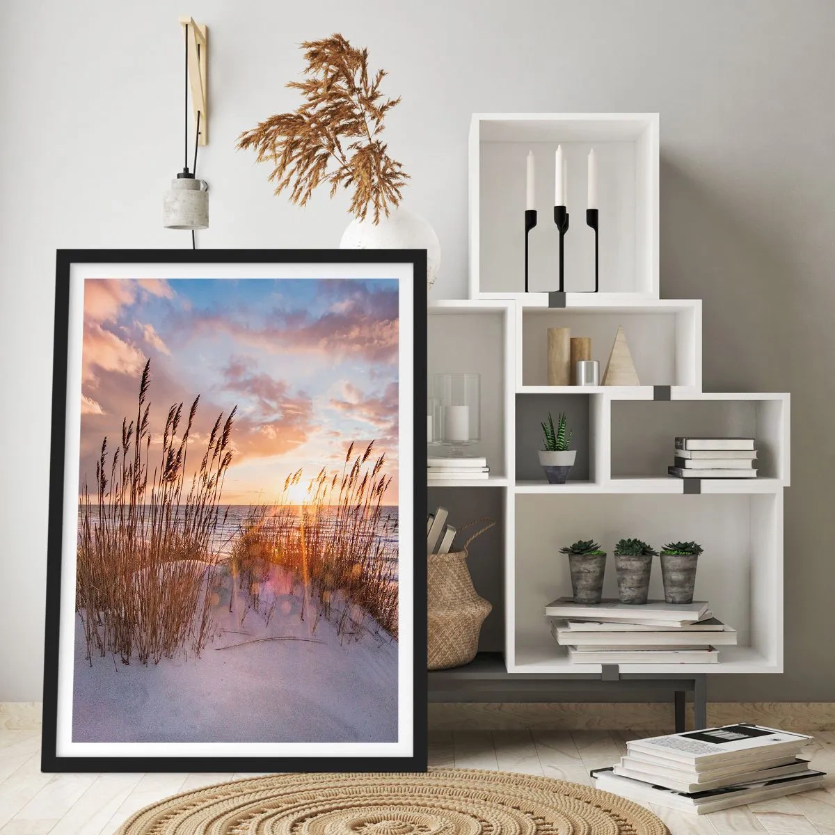 Plakat w czarnej ramie - Trawy na wydmach oświetlone promieniami zachodzącego słońca - 50x70cm - Pożegnanie słońca i wiatru - Nowoczesna dekoracja ścienna do salonu i sypialni ARTTOR