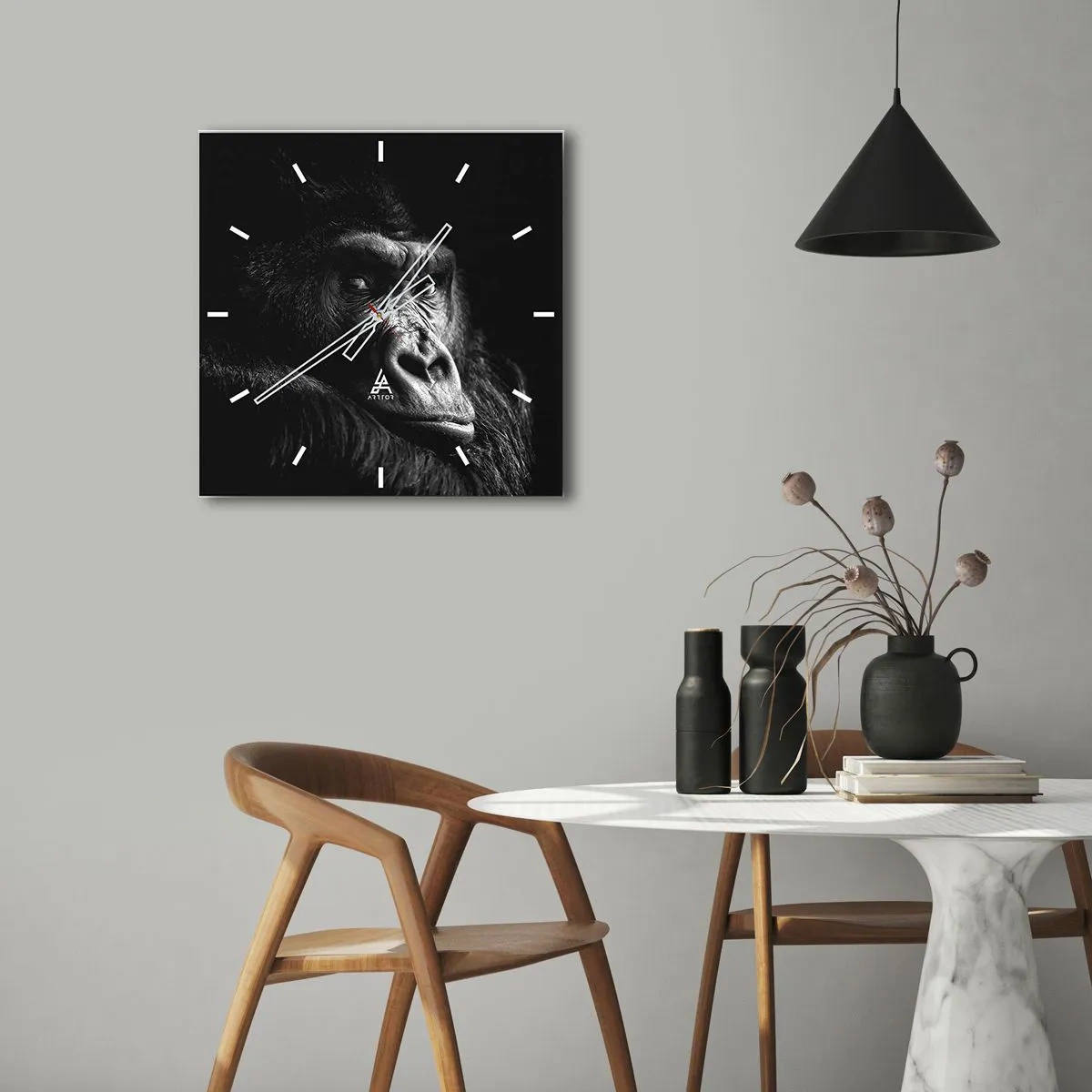 Zegar ścienny - Czarno-biały portret majestatycznej goryli - 30x30cm - I co się patrzysz? - Nowoczesna dekoracja ścienna do salonu i sypialni ARTTOR