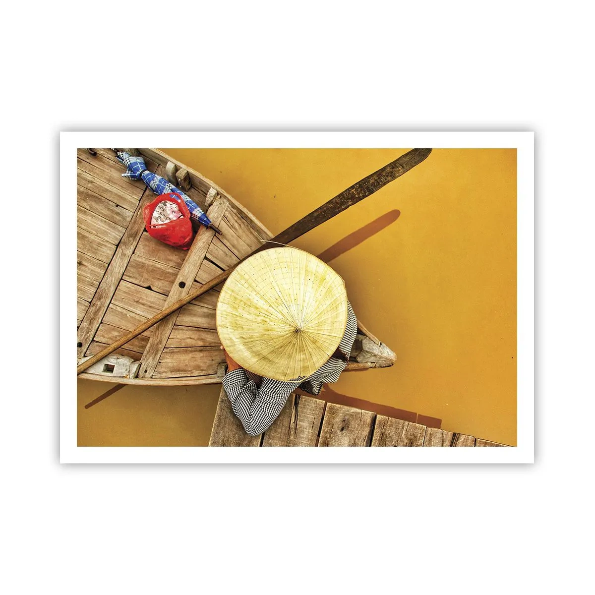 Plakat - Tradycyjna łódź widziana z lotu ptaka - 100x70cm - Życie na żółtej rzece - Nowoczesna dekoracja ścienna do salonu i sypialni ARTTOR