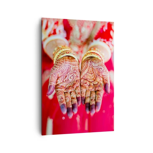 Obraz na płótnie - Ozdobione dłonie z henną na tle czerwonej sukni - 70x100cm - Gotowa złapać szczęście - Nowoczesna dekoracja ścienna do salonu i sypialni ARTTOR