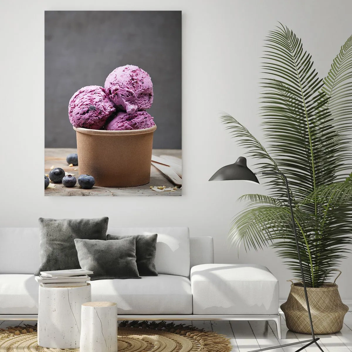 Obraz na szkle - Trzy gałki jagodowych lodów w papierowym kubeczku - 80x120cm - Słodycz i chłód - Nowoczesna dekoracja ścienna do salonu i sypialni ARTTOR