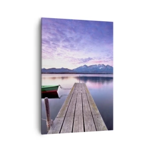 Obraz na płótnie - Drewniany pomost z łódką na jeziorze otoczonym górami o zachodzie słońca - 70x100cm - Przyjazna cisza - Nowoczesna dekoracja ścienna do salonu i sypialni ARTTOR