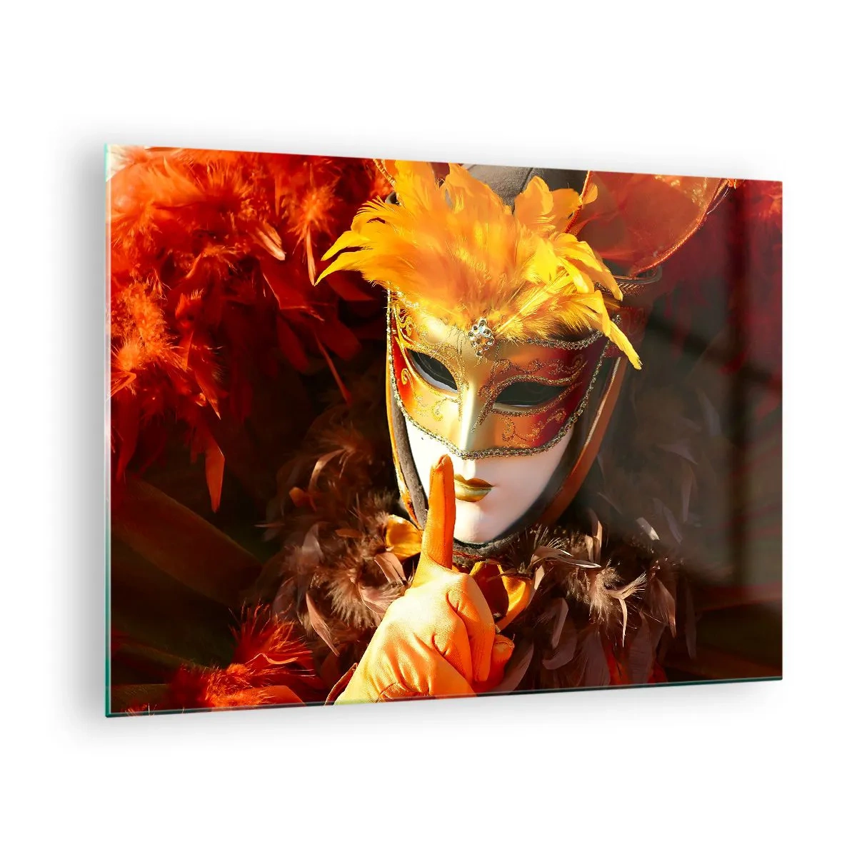 Obraz na szkle - Postać w złotej masce z pomarańczowymi piórami - 70x50cm - Tajemnica to część gry - Nowoczesna dekoracja ścienna do salonu i sypialni ARTTOR