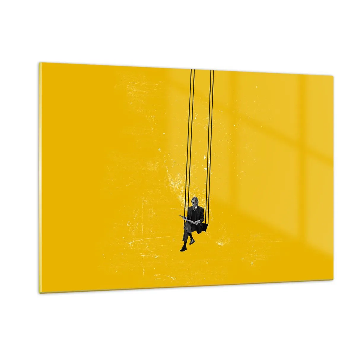 Obraz na szkle - Postać na huśtawce zawieszonej na żółtym tle - 120x80cm - Dzień jak co dzień - Nowoczesna dekoracja ścienna do salonu, kuchni i sypialni ARTTOR