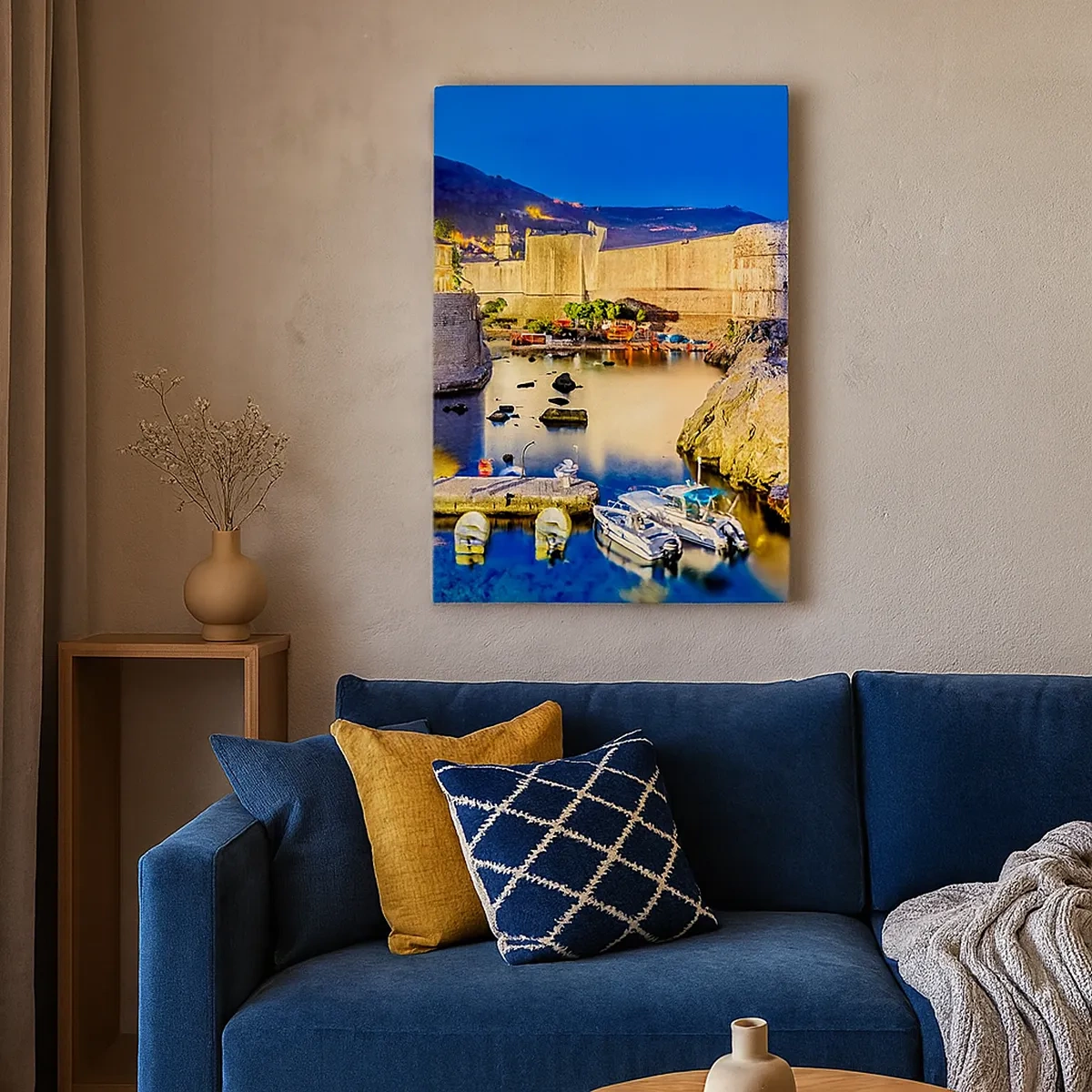 Obraz na płótnie - Zabytkowy port nocą z podświetlonymi murami - 50x70cm - Rozświetlona noc nad Adriatykiem - Nowoczesna dekoracja ścienna do salonu, kuchni i sypialni ARTTOR