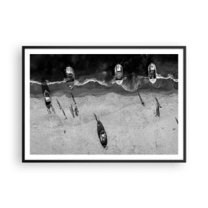 Plakat w czarnej ramie - Czarno-biały widok łodzi na plaży z lotu ptaka - 100x70cm - Jeszcze na brzegu… - Nowoczesna dekoracja ścienna do salonu i sypialni ARTTOR