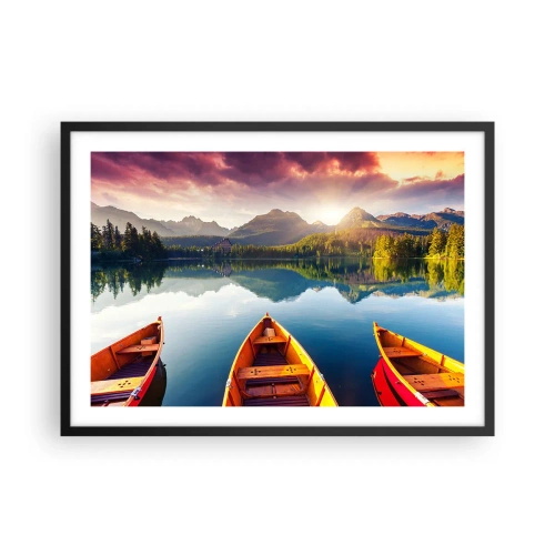 Plakat w czarnej ramie - Trzy drewniane łodzie na tle górskiego jeziora o zachodzie słońca - 70x50cm - Nic przeciw naturze - Nowoczesna dekoracja ścienna do salonu i sypialni ARTTOR