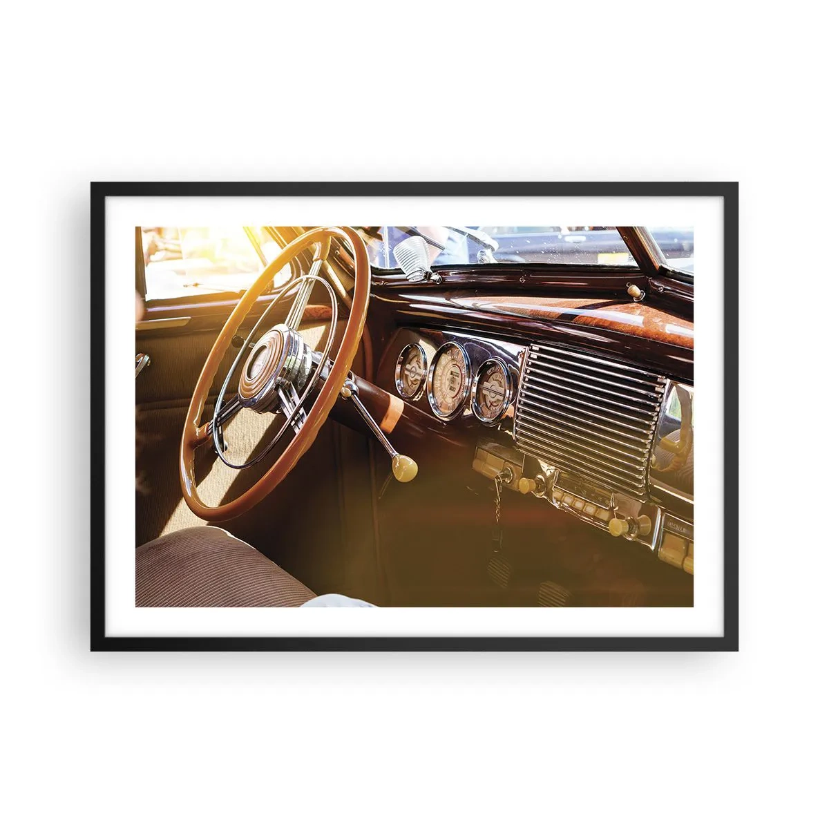 Plakat w czarnej ramie - Zbliżenie na wnętrze klasycznego samochodu z drewnianymi i chromowanymi detalami - 70x50cm - Powiew luksusu z przeszłości - Nowoczesna dekoracja ścienna do salonu i sypialni ARTTOR
