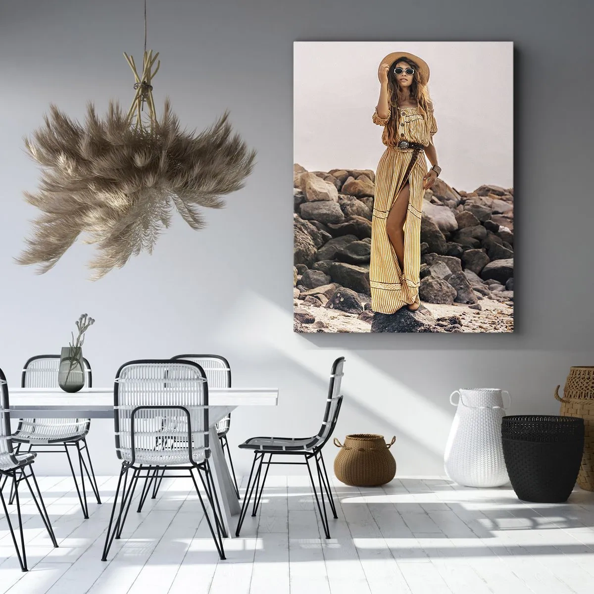 Obraz na płótnie - Stylowa kobieta w żółtej sukni i kapeluszu stojąca na kamienistej plaży - 50x70cm - Magia kamieni - Nowoczesna dekoracja ścienna do salonu, kuchni i sypialni ARTTOR