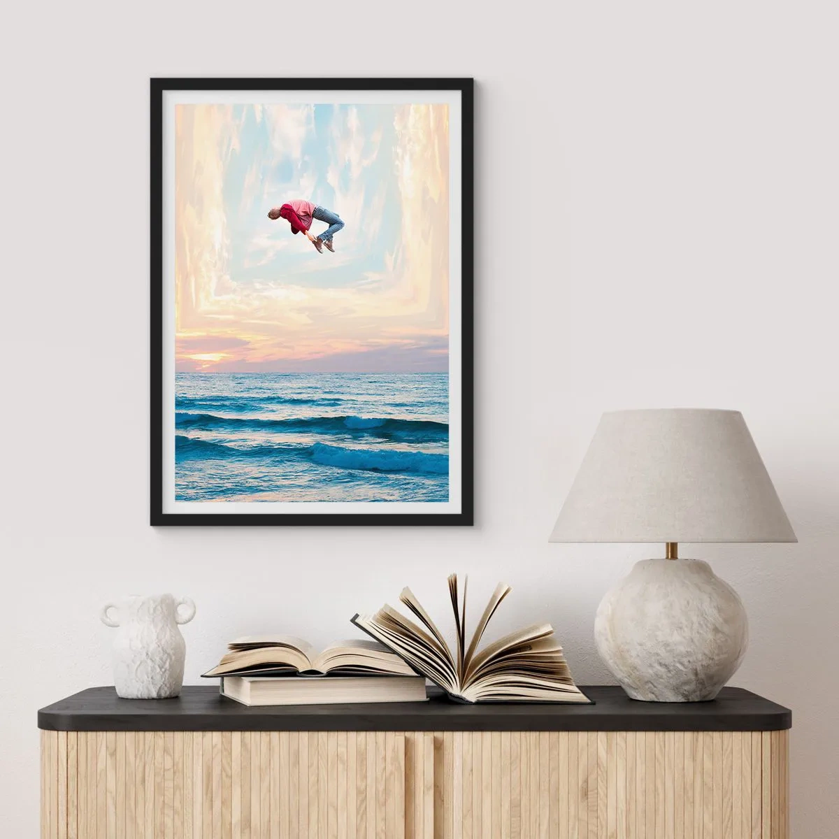 Plakat w czarnej ramie - Skok mężczyzny w niebo nad oceanem o zachodzie słońca - 50x70cm - Do innego wymiaru - Nowoczesna dekoracja ścienna do salonu i sypialni ARTTOR