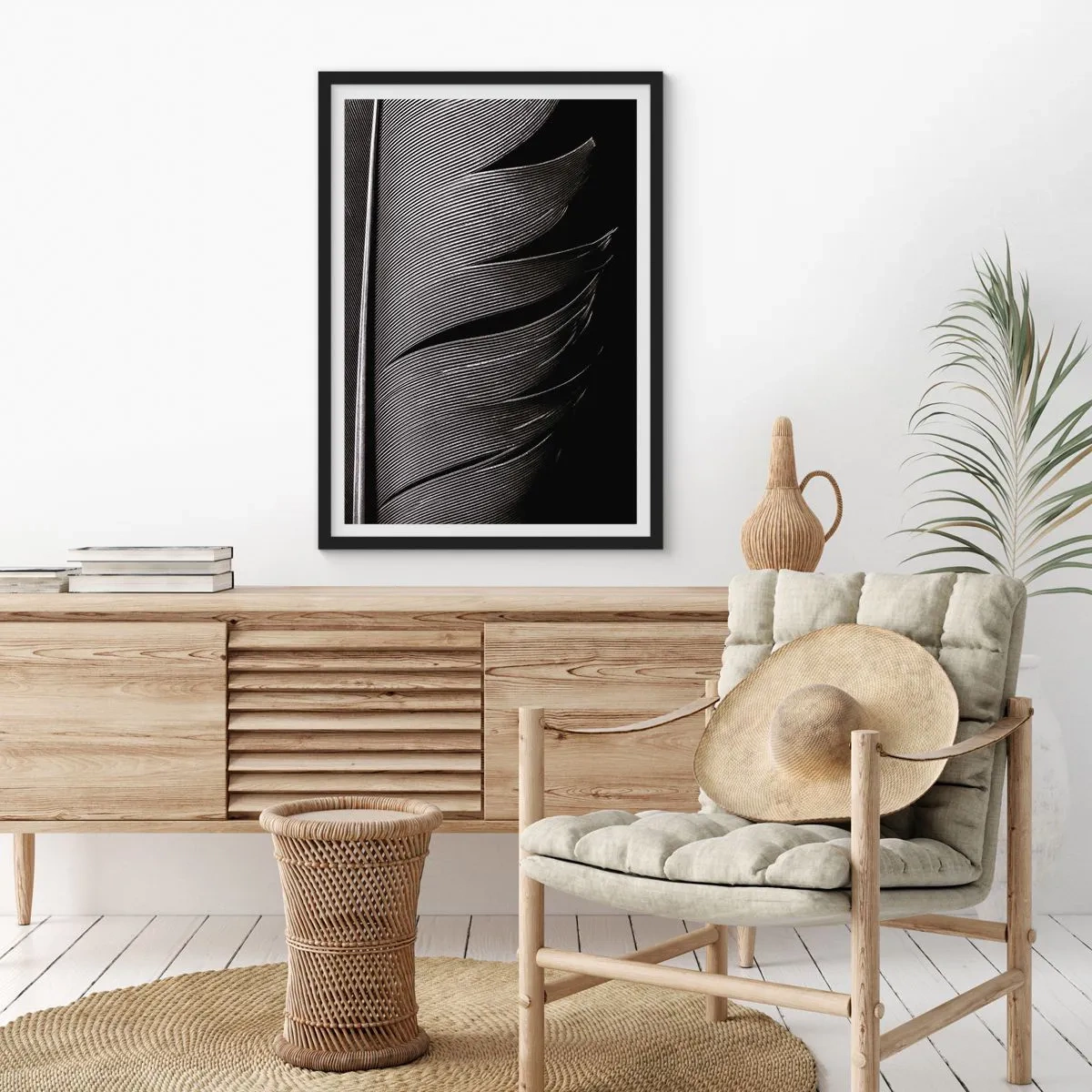 Plakat w czarnej ramie - Minimalistyczne ujęcie pióra w czerni i bieli - 50x70cm - Pióro – cudowna konstrukcja - Nowoczesna dekoracja ścienna do salonu i sypialni ARTTOR